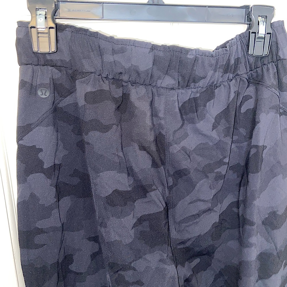 Lululemon Stretch High Rise Pant Size 8 in Dark Camo